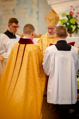 „Na swoje życie i swoje kapłaństwo trzeba popatrzeć w świetle Bożej miłości. Inaczej go nie pojmiemy ani my, ani ci, którzy będą na nas patrzeć” – mówił bp Jan Wątroba podczas Mszy św. z udzieleniem święceń prezbiteratu. 4 czerwca 2022 r. w kościele katedralnym jedenastu diakonów diecezji rzeszowskiej przyjęło sakrament kapłaństwa.
Do grona neoprezbiterów diecezji rzeszowskiej należą: ks. Sebastian Bełz z parafii w Nienadówce, ks. Krzysztof Lampart z parafii w Rudnej Wielkiej, ks. Mateusz Łachmanek z parafii w Lipinkach, ks. Karol Migut z parafii w Jasionce, ks. Marcin Murawski z parafii katedralnej w Rzeszowie, ks. Adrian Pazdan z parafii w Zagorzycach, ks. Tomasz Sienicki z parafii w Bieździedzy, ks. Dominik Świeboda z parafii w Palikówce, ks. Piotr Wąsacz z parafii bł. Władysława Findysza w Rzeszowie, ks. Mateusz Wojtuń z parafii w Święcanach oraz ks. Wiktor Zoła z parafii w Cieklinie.
Mszy św. przewodniczył i święceń udzielił bp Jan Wątroba. Eucharystię koncelebrowało około osiemdziesięciu księży, m.in: przełożeni Wyższego Seminarium Duchownego w Rzeszowie oraz proboszczowie i wikariusze z parafii rodzinnych neoprezbiterów. W Mszy św. uczestniczył abp Edward Nowak, bp Kazimierz Górny i bp Edward Białogłowski.
Zebranych w kościele katedralnym powitał ks. Krzysztof Gołąbek, proboszcz parafii.
W homilii bp Jan Wątroba nawiązał do słów z Ewangelii według św. Jana w których Chrystus tłumaczy co to znaczy być dobrym pasterzem. „Być kapłanem w Kościele Chrystusowym to znaczy mieć udział w Jego pasterskiej misji i stale upodabniać się do Dobrego Pasterza, który zna owce, karmi je, broni i jest gotów oddać życie dla ich dobra” – mówił hierarcha.
Po homilii odbył się obrzędy święceń: przyrzeczenie czci i posłuszeństwa Biskupowi Ordynariuszowi, Litania do Wszystkich Świętych podczas której kandydaci leżeli krzyżem, nałożenie rąk, modlitwa święceń oraz namaszczenie rąk krzyżmem i wręczenie chleba i wina. Podczas Liturgii Eucharystycznej nowo wyświęceni po raz pierwszy wyciągnęli dłonie nad chlebem i winem wypowiadając słowa konsekracji.
Na zakończenie Mszy św. ks. Tomasz Sienicki, podziękował w imieniu nowo wyświęconych wszystkim, którzy przyczynili się do przygotowania ich do kapłaństwa. Słowa wdzięczności, m.in. przełożonym Wyższego Seminarium Duchownego w Rzeszowie i rodzicom neoprezbiterów, wypowiedział bp Jan Wątroba. 
W drodze do zakrystii neoprezbiterzy zatrzymali się przy figurze Matki Bożej Fatimskiej zawierzając swoje kapłaństwo Matce Bożej.
W niedzielę, 5 czerwca, w Uroczystość Zesłania Ducha Świętego, neoprezbiterzy będą sprawować w swoich rodzinnych parafiach uroczyste Msze św. prymicyjne, a w najbliższych tygodniach otrzymają skierowania do parafii.

Fot. ks. Jakub Nagi oraz biala-wrona.pl
