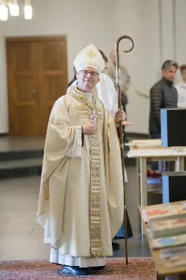 W Wielki Czwartek o godz. 10.00 w naszej Katedrze bp Jan Wątroba przewodniczył Mszy Krzyżma. Jest ona wyrazem jedności i wspólnoty duchowieństwa diecezji. Podczas tej Mszy Świętej biskup poświęcił olej chorych, katechumenów oraz olej krzyżma. Księża koncelebrujący z biskupem Eucharystię odnowili przyrzeczenia kapłańskie.
W koncelebrze wzięli udział bp Kazimierz Górny, bp Edward Białogłowski oraz 179 kapłanów z całej diecezji. W Eucharystii wzięli również udział licznie zebrani ministranci, lektorzy, animatorzy, ceremoniarze, członkowie scholi parafialnych i dziewczęcej służby maryjnej.
fot. Małgorzata Ryndak