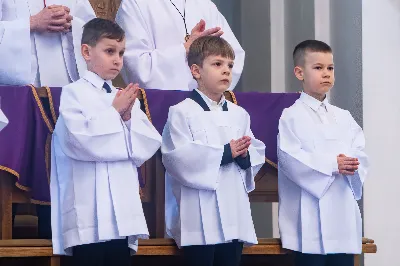 W IV Niedzielę Wielkiego Postu, podczas Mszy Świętej o godz. 12:00, ks. Krzysztof Gołąbek – proboszcz naszej Katedry, przyjął do grona Liturgicznej Służby Ołtarza dziesięciu nowych ministrantów! Po odpowiednim przygotowaniu, pod czujnym okiem ks. Pawła Wójcika oraz animatorów, chłopcy otrzymali stopień ministranta choralisty – po raz pierwszy założyli kołnierzyki i otrzymali legitymacje ministranckie. To wyjątkowy moment i ogromna radość dla naszej wspólnoty! 
Serdecznie gratulujemy chłopcom odwagi oraz życzymy wytrwałości w tej pięknej służbie przy Ołtarzu Pana Jezusa. 
Jeśli chcesz dołączyć do grona ministrantów – serdecznie zapraszamy! Zainteresowanych prosimy o kontakt z ks. Pawłem Wójcikiem.
 fot. Joanna Prasoł