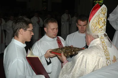 W sobotę 16 października w Katedrze Rzeszowskiej, w rocznicę wyboru św. Jana Pawła II na papieża, uroczystą Mszą Świętą zakończyły się obchody Dnia Patrona Szkoły Podstawowej nr 23 w Rzeszowie. Eucharystię celebrował oraz homilię wygłosił proboszcz Katedry ks. Krzysztof Gołąbek. W kazaniu przywołał swoje osobiste wspomnienia spotkań ze św. Janem Pawłem II. Na Mszy Świętej obecna była Dyrekcja, nauczyciele oraz uczniowie naszej Szkoły. Dyrekcji, nauczycielom, pracownikom oraz wszystkim uczniom Szkoły Podstawowej nr 23 w Rzeszowie życzymy, by św. Jan Paweł II dodawał sił, by codziennie wypływać na głębię prawdy, dobra i piękna. fot. Joanna Prasoł 