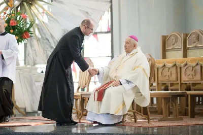 W Wielki Czwartek o godz. 10.00 w naszej Katedrze bp Jan Wątroba przewodniczył Mszy Krzyżma. Jest ona wyrazem jedności i wspólnoty duchowieństwa diecezji. Podczas tej Mszy Świętej biskup poświęcił olej chorych, katechumenów oraz olej krzyżma. Księża koncelebrujący z biskupem Eucharystię odnowili przyrzeczenia kapłańskie.
W koncelebrze wzięli udział bp Kazimierz Górny, bp Edward Białogłowski oraz 179 kapłanów z całej diecezji. W Eucharystii wzięli również udział licznie zebrani ministranci, lektorzy, animatorzy, ceremoniarze, członkowie scholi parafialnych i dziewczęcej służby maryjnej.
fot. Małgorzata Ryndak