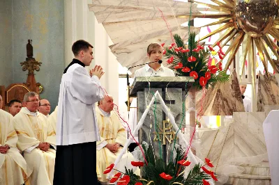 Z pomocą Pana Boga i naszego Zbawiciela, Jezusa Chrystusa, wybieramy tych naszych braci do stanu prezbiteratu”. Tymi słowami, zawartymi w obrzędach święceń, 26 maja br. bp Kazimierz Górny przyjął do grona kapłanów siedemnastu diakonów z Wyższego Seminarium Duchownego w Rzeszowie.
Uroczystą Mszę św. z udzieleniem sakramentu święceń koncelebrowało 110 kapłanów. W homilii Ksiądz Biskup spośród wielu cech, którymi powinien odznaczać się kapłan, wyróżnił wierność Chrystusowi. Odniósł się do obecnych realiów, w których przyjdzie posługiwać neoprezbiterom, a wobec nowych wymagań współczesności, Ksiądz Biskup postawił im za wzór postacie św. Józefa Sebastiana Pelczara oraz błogosławionych kapłanów pochodzących z terenu naszej diecezji: Jana Balickiego, Władysława Findysza, Romana Sitko i Józefa Kowalskiego.
Obrzędy święceń rozpoczęły się po homilii. Najpierw diakoni złożyli przyrzeczenie czci i posłuszeństwa wobec biskupa i jego następców. Następnie wszyscy zgromadzeni, śpiewając Litanię do Wszystkich Świętych, prosili o wylanie Ducha Świętego na kandydatów do prezbiteratu, którzy w tym momencie modlili się leżąc krzyżem. Kluczowym momentem liturgii święceń było nałożenie rąk na głowy diakonów przez Księdza Biskupa i prezbiterów oraz odmówienie modlitwy konsekracyjnej. Od tej chwili diecezja rzeszowska wzbogaciła się o nowych siedemnastu kapłanów, którzy po raz pierwszy celebrowali Eucharystię ze swoim biskupem. Po jej zakończeniu, powierzyli całe swoje kapłańskie życie opiece Maryi - Matce kapłanów.
Dzień święceń kapłańskich jest uroczystością dla całej diecezji. Bowiem tych siedemnastu nowych księży, którzy poświęcili całe swoje życie na ofiarną służbę Bogu, Kościołowi i Ojczyźnie, stanowi wyjątkowo radosny prezent nie tylko dla ich Matek, które obchodziły tego dnia swoje święto, ale są oni darem dla całego Kościoła i diecezji rzeszowskiej, w której będą posługiwać. Neoprezbiterzy pod koniec czerwca otrzymają skierowanie na zastępstwa w parafiach diecezji, a od końca sierpnia rozpoczną pracę jako wikariusze na swoich pierwszych placówkach.

Święcenia przyjęli:

ks. Grzegorz Białoń z Małastowa
ks. Wojciech Chrostowski z Gorlic (Fara)
ks. Mirosław Dziadosz z Jasła (Chrystus Król)
ks. Paweł Gąsior z Rożnowic
ks. Mirosław Głowacki z Chmielowa (diec. sandomierska)
ks. Damian Jacek z Czudca
ks. Mirosław Kardaś ze Strzyżowa (św. J. S. Pelczara)
ks. Tomasz Kołodziej z Trzebosi
ks. Filip Mikuła z Rzeszowa (Katedra)
ks. Mateusz Mycek z Sędziszowa Małopolskiego (Fara)
ks. Marcin Pokrywka z Przeworska (Ojcowie Bernardyni, diec. przemyska)
ks. Nikodem Rybczyk z Gorlic (Fara)
ks. Tomasz Ryczek z Turzy (diec. tarnowska)
ks. Paweł Sikora z Rzeszowa (Zwięczyca - św. Józefa)
ks. Krzysztof Wilczkiewicz z Gorlic (Glinik)
ks. Tomasz Wójcik z Niewodnej
ks. Julian Wybraniec z Rzeszowa (św. Rocha)