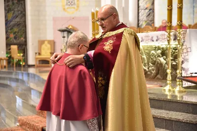 W Katedrze Rzeszowskiej podczas I Nieszporów Uroczystości św. Józefa Oblubieńca NMP odbył się obrzęd instalacji nowych kanoników Kapituły Katedralnej w Rzeszowie. Liturgii Nieszporów przewodniczył ks. Krzysztof Gołąbek, proboszcz Katedry i prepozyt Kapituły Katedralnej, który wygłosił również homilię. Uroczystości rozpoczęły się od odczytania przez ks. Gołąbka dekretu bp. Jana Wątroby o włączeniu nowych członków do grona Kapituły. Następnie nowi kanonicy złożyli wyznanie wiary oraz przysięgę wierności przy obejmowaniu urzędu wykonywanego w imieniu Kościoła.

Do grona kanoników katedralnych dołączyli: ks. dr Paweł Synoś – Wikariusz Biskupi do spraw duchowieństwa diecezjalnego, ks. Prałat dr Piotr Tarnawski – Sekretariat Stanu Stolicy Apostolskiej, ks. dr Marek Story – Dykasteria Nauki Wiary w Watykanie, ks. dr Stanisław Kamiński – Wikariusz Biskupi do spraw życia konsekrowanego, proboszcz Parafii św. Józefa w Głogowie Małopolskim, ks. kanonik Stanisław Jamiński – proboszcz Parafii NNMP w Rzeszowie – Staroniwa, ks. kanonik Tadeusz Pindara – proboszcz Parafii Matki Bożej Częstochowskiej w Rzeszowie, ks. dr Przemysław Drąg – proboszcz Parafii pw. Trójcy Przenajświętszej w Głogowie Małopolskim.

W diecezji rzeszowskiej istnieje kapituła katedralna i cztery kapituły kolegiackie: biecka, jasielska, kolbuszowska i strzyżowska. Historycznie kanonicy byli księżmi stanowiącymi grupę skupioną wokół biskupa miejsca, których zadaniem było pomaganie mu w zarządzaniu lokalnym Kościołem. Obowiązani byli określoną regułą, czyli kanonem praw, stąd właśnie pochodzi nazwa kanonik.

Poszczególne kapituły mają swoje charakterystyczne stroje, którymi wyróżniają się od pozostałych duchownych. Strojem kanoników kapitulnych jest sutanna z obszywkami i guzikami koloru fioletowego, pas fioletowy, następnie rokieta, mucet (fioletowa pelerynka) lub mantolet oraz łańcuch z dystynktorium. Fot. ks. Jakub Oczkowicz