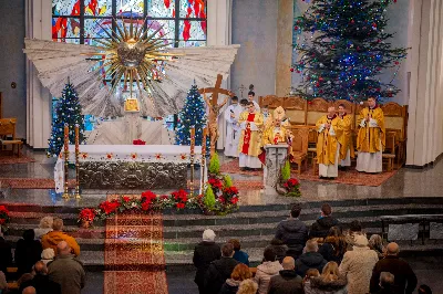 W Niedzielę Świętej Rodziny Mszy Świętej o godz. 12.00 przewodniczył bp Edward Białogłowski. Eucharystię uświetnił śpiewem kolęd Katedralny Chór Chłopięco-Męski Pueri Cantores Resovienses. fot. Paulina Lęcznar