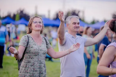 Od 3 do 9 czerwca 2024 r. w obchodzony był Tydzień Modlitw o Świętość Małżeństw i Rodzin, który przebiegał pod hasłem „Rodzinami do Maryi”. Zwieńczeniem tego tygodnia był Dzień Świętości Małżeństw i Rodzin zorganizowany przez Duszpasterstwo Rodzin Diecezji Rzeszowskiej. Z tej racji w katedrze rzeszowskiej odprawiono Mszę św., której przewodniczył bp Edward Białogłowski. W koncelebrze wzięło udział 10 kapłanów. Eucharystia zgromadziła małżeństwa i rodziny, pośród których szczególną grupę stanowiło 150 małżeństw, które w tym roku przeżywają 50. rocznicę zawarcia sakramentu małżeństwa. Po zakończeniu liturgii 150 małżeństw, które przeżywają w tym roku 50. rocznicę zawarcia sakramentu małżeństwa otrzymało okolicznościowe pismo podpisane przez bp. Jana Wątrobę. Kolejnym punktem obchodów Dnia Świętości Małżeństw i Rodzin był Piknik Rodzinny zorganizowany w Parku Papieskim. fot. Tadeusz Poźniak