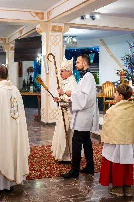 „Nasza wdzięczność jest szczególna wobec osób konsekrowanych za ich czytelne świadectwo wiary i za to, że żyjąc wiarą na co dzień ukazują chrystusowy styl życia” – mówił biskup Jan Wątroba podczas Mszy św. w katedrze rzeszowskiej w święto Ofiarowania Pańskiego. W Eucharystii, z okazji swojego święta patronalnego, uczestniczyły osoby konsekrowane posługujące w diecezji rzeszowskiej.
Mszy św. w katedrze rzeszowskiej przewodniczył bp Jan Wątroba, który modlił się w intencji osób konsekrowanych, przeżywających w święto Ofiarowania Pańskiego (02.02.) swoje święto patronalne. Eucharystię koncelebrował ks. Stanisław Kamiński, wikariusz biskupi ds. zakonnych, a także 9 kapłanów.
Na początku Mszy św. ks. Stanisław Kamiński powitał zebranych i wprowadził w przeżywaną liturgię. Następnie odbył się obrzęd błogosławieństwa świec i procesja z dolnego kościoła do głównej części katedry rzeszowskiej
Homilię wygłosił bp Jan Wątroba, który w pierwszej części, odnosząc się do przeżywanego święta, nawiązał do postawy Matki Najświętszej i św. Józefa. „Maryja uczy nas, że wierność Bogu oznacza wypełnianie prawa Bożego. Ona wypełniła wszystko bez wyjątku. Choć sama nie potrzebowała oczyszczenia, pozostała jednak posłuszna prawu. Skromna, prosta, uboga kobieta, poddana Bogu. W postawie Maryi i Józefa można dostrzec piękną lekcję dla rodziców i wychowawców. Rodzice powinni przedstawiać, czyli zawierzać swoje dzieci Panu Bogu. To jest gest wdzięczności wobec Stwórcy, a także znak wielkiej pokory wobec niełatwej misji rodzicielskiej i wychowawczej. Pełny rozwój człowieka dokonuje się dzięki Bożej łasce, a rodzice powinni się czuć narzędziem Bożej łaski, dlatego powinni często błogosławić swoje dzieci, modlić się za nie i z nimi oraz wciąż na nowo zawierzać je Panu Bogu” – mówił bp Wątroba.
Biskup Rzeszowski odnosząc się do obchodzonego Dnia życia konsekrowanego powiedział: „Trzy elementy wspólnoty: słowo, wierność i otwarcie na Ducha Świętego stanowią istotę życia każdej osoby konsekrowanej. Rozważać słowo Boże, trwać wiernie na modlitwie i być otwartym na to, co Duch Święty chce nam powiedzieć, to wypełnić powołanie do życia konsekrowanego, a jednocześnie wyznać wiarę w Kościół Chrystusowy. Nasza wdzięczność jest szczególna wobec osób konsekrowanych za ich czytelne świadectwo wiary i za to, że żyjąc wiarą na co dzień ukazują chrystusowy styl życia. Towarzyszą nam przez swoją pełną zatroskania miłosierną obecność, ale także przez milczącą obecność przepełnioną modlitwą w intencjach Kościoła, świata, a także poszczególnych osób i wspólnot”.
Po homilii osoby konsekrowane zgromadzone w katedrze odnowiły swoje przyrzeczenia.
Na zakończenie liturgii s. Agata Jakieła CSFN, referentka diecezjalna ds. życia konsekrowanego, podziękowała bp. Janowi Wątrobie za przewodniczenie liturgii i modlitwę w intencji osób życia konsekrowanego.
W Eucharystii w rzeszowskiej katedrze uczestniczyło prawie 100 osób życia konsekrowanego, a pośród nich ojcowie i bracia zakonni, siostry zakonne, wdowy i dziewice konsekrowane oraz członkowie instytutów świeckich. Śpiewy podczas liturgii wykonała Katedralna Schola Liturgiczna pod dyrekcją ks. Juliana Wybrańca, a przy organach zasiadł katedralny organista – Wiesław Siewierski. 

fot. Jola Warchoł