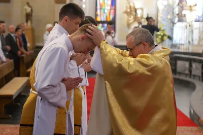 „Na swoje życie i swoje kapłaństwo trzeba popatrzeć w świetle Bożej miłości. Inaczej go nie pojmiemy ani my, ani ci, którzy będą na nas patrzeć” – mówił bp Jan Wątroba podczas Mszy św. z udzieleniem święceń prezbiteratu. 4 czerwca 2022 r. w kościele katedralnym jedenastu diakonów diecezji rzeszowskiej przyjęło sakrament kapłaństwa.
Do grona neoprezbiterów diecezji rzeszowskiej należą: ks. Sebastian Bełz z parafii w Nienadówce, ks. Krzysztof Lampart z parafii w Rudnej Wielkiej, ks. Mateusz Łachmanek z parafii w Lipinkach, ks. Karol Migut z parafii w Jasionce, ks. Marcin Murawski z parafii katedralnej w Rzeszowie, ks. Adrian Pazdan z parafii w Zagorzycach, ks. Tomasz Sienicki z parafii w Bieździedzy, ks. Dominik Świeboda z parafii w Palikówce, ks. Piotr Wąsacz z parafii bł. Władysława Findysza w Rzeszowie, ks. Mateusz Wojtuń z parafii w Święcanach oraz ks. Wiktor Zoła z parafii w Cieklinie.
Mszy św. przewodniczył i święceń udzielił bp Jan Wątroba. Eucharystię koncelebrowało około osiemdziesięciu księży, m.in: przełożeni Wyższego Seminarium Duchownego w Rzeszowie oraz proboszczowie i wikariusze z parafii rodzinnych neoprezbiterów. W Mszy św. uczestniczył abp Edward Nowak, bp Kazimierz Górny i bp Edward Białogłowski.
Zebranych w kościele katedralnym powitał ks. Krzysztof Gołąbek, proboszcz parafii.
W homilii bp Jan Wątroba nawiązał do słów z Ewangelii według św. Jana w których Chrystus tłumaczy co to znaczy być dobrym pasterzem. „Być kapłanem w Kościele Chrystusowym to znaczy mieć udział w Jego pasterskiej misji i stale upodabniać się do Dobrego Pasterza, który zna owce, karmi je, broni i jest gotów oddać życie dla ich dobra” – mówił hierarcha.
Po homilii odbył się obrzędy święceń: przyrzeczenie czci i posłuszeństwa Biskupowi Ordynariuszowi, Litania do Wszystkich Świętych podczas której kandydaci leżeli krzyżem, nałożenie rąk, modlitwa święceń oraz namaszczenie rąk krzyżmem i wręczenie chleba i wina. Podczas Liturgii Eucharystycznej nowo wyświęceni po raz pierwszy wyciągnęli dłonie nad chlebem i winem wypowiadając słowa konsekracji.
Na zakończenie Mszy św. ks. Tomasz Sienicki, podziękował w imieniu nowo wyświęconych wszystkim, którzy przyczynili się do przygotowania ich do kapłaństwa. Słowa wdzięczności, m.in. przełożonym Wyższego Seminarium Duchownego w Rzeszowie i rodzicom neoprezbiterów, wypowiedział bp Jan Wątroba. 
W drodze do zakrystii neoprezbiterzy zatrzymali się przy figurze Matki Bożej Fatimskiej zawierzając swoje kapłaństwo Matce Bożej.
W niedzielę, 5 czerwca, w Uroczystość Zesłania Ducha Świętego, neoprezbiterzy będą sprawować w swoich rodzinnych parafiach uroczyste Msze św. prymicyjne, a w najbliższych tygodniach otrzymają skierowania do parafii.

Fot. ks. Jakub Nagi oraz biala-wrona.pl
