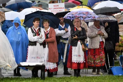 W niedzielę 29 sierpnia 2021 r. w Parku Papieskim w Rzeszowie odbyły się Dożynki Diecezjalne. Mimo deszczowej pogody do Parku Papieskiego przyjechało 57 delegacji z parafii diecezji rzeszowskiej z 65 wieńcami. Tegoroczną obsługę dożynek, w tym przygotowanie liturgii, zapewnili wierni i duszpasterze z dekanatu Rzeszów Wschód. Przed Mszą św. członkowie Stowarzyszenia Przyjaciół Ziemi Słocińskiej zaprezentowali program słowno-muzyczny. Podczas Mszy św. wystąpił chór z parafii św. Rocha w Rzeszowie pod dyrekcją Krzysztofa Husa oraz Gminna Orkiestra Dęta z Krasnego. Przed rozpoczęciem Mszy św. ks. Jerzy Uchman, diecezjalny duszpasterz rolników, przywitał przybyłych do Rzeszowa rolników, ogrodników, sadowników i pszczelarzy, wśród nich starostów dożynek: Marka Leśniewskiego i Teresę Kilar z parafii św. Rocha w Rzeszowie. Mszy św. przewodniczył bp Jan Wątroba. W koncelebrze uczestniczył bp Kazimierz Górny, ks. Wiesław Szurek oraz blisko dwudziestu księży. W długiej procesji z darami do ołtarza podeszły delegacje wszystkich obecnych parafii przynosząc chleby, wino, miód i owoce. Na zakończenie liturgii Biskup Rzeszowski pobłogosławił przyniesione płody ziemi. Po błogosławieństwie poszczególne delegacje, przedstawiane przez ks. Rafała Flaka, dyrektora Wydziału Duszpasterskiego Kurii Diecezjalnej w Rzeszowie, zaprezentowały swoje wieńce.  Fot. ks. Tomasz Nowak