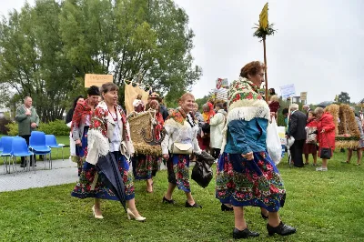 W niedzielę 29 sierpnia 2021 r. w Parku Papieskim w Rzeszowie odbyły się Dożynki Diecezjalne. Mimo deszczowej pogody do Parku Papieskiego przyjechało 57 delegacji z parafii diecezji rzeszowskiej z 65 wieńcami. Tegoroczną obsługę dożynek, w tym przygotowanie liturgii, zapewnili wierni i duszpasterze z dekanatu Rzeszów Wschód. Przed Mszą św. członkowie Stowarzyszenia Przyjaciół Ziemi Słocińskiej zaprezentowali program słowno-muzyczny. Podczas Mszy św. wystąpił chór z parafii św. Rocha w Rzeszowie pod dyrekcją Krzysztofa Husa oraz Gminna Orkiestra Dęta z Krasnego. Przed rozpoczęciem Mszy św. ks. Jerzy Uchman, diecezjalny duszpasterz rolników, przywitał przybyłych do Rzeszowa rolników, ogrodników, sadowników i pszczelarzy, wśród nich starostów dożynek: Marka Leśniewskiego i Teresę Kilar z parafii św. Rocha w Rzeszowie. Mszy św. przewodniczył bp Jan Wątroba. W koncelebrze uczestniczył bp Kazimierz Górny, ks. Wiesław Szurek oraz blisko dwudziestu księży. W długiej procesji z darami do ołtarza podeszły delegacje wszystkich obecnych parafii przynosząc chleby, wino, miód i owoce. Na zakończenie liturgii Biskup Rzeszowski pobłogosławił przyniesione płody ziemi. Po błogosławieństwie poszczególne delegacje, przedstawiane przez ks. Rafała Flaka, dyrektora Wydziału Duszpasterskiego Kurii Diecezjalnej w Rzeszowie, zaprezentowały swoje wieńce.  Fot. ks. Tomasz Nowak