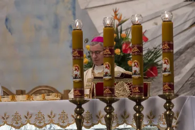 16 kwietnia 2022 r. bp Jan Wątroba przewodniczył liturgii Wigilii Paschalnej w naszej Katedrze. Podczas Mszy Świętej trzy osoby: Justyna, Anna i Nikola przyjęły sakrament chrztu, bierzmowania i Eucharystii.
fot. Joanna Prasoł