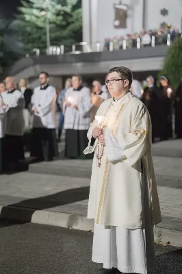 "Gwiazdo śliczna, wspaniała, o fatimska Maryja! Do Ciebie się uciekamy, o Maryjo, Maryjo!" Słowami tej pieśni licznie zgromadzeni w katedralnej świątyni wierni rozpoczęli kolejne w tym roku uroczyste nabożeństwo fatimskie. Wrześniowej modlitwie przewodniczyła parafia pw. Św. Michała Archanioła w Rzeszowie. Wielu parafian przybyło do Katedry w pieszej pielgrzymce pod przewodnictwem księdza Czesława Matuły. Przed Mszą Świętą, przy figurze Pani Fatimskiej, dk. Marcin Murawski odczytał liczne prośby i podziękowania do Matki Bożej. Uroczystej Eucharystii przewodniczył oraz Słowo Boże wygłosił proboszcz parafii pw. Św. Michała Archanioła w Rzeszowie - ks. Michał Bator. Kaznodzieja ukazał wartość i moc modlitwy. Za wzór postawił setnika, który spotyka się z czułym Jezusem. Tak jak Bóg znał potrzeby setnika, tak samo zna i nasze potrzeby i problemy. Jednak, jak przypomniał ks. Michał, każdy z nas musi przyjąć postawę setnika: uznać swój grzech i swoją niemoc. Wtedy Bóg będzie mógł działać w naszym życiu. W dalszej części homilii kaznodzieja przypomniał sylwetkę błogosławionej matki Elżbiety Czackiej, będącej dla nas wzorem cierpliwości i oczekiwania. Potrzebujemy czasu, aby łaska Boża przemieniła nasze serce – przypomniał kaznodzieja. Ta cierpliwość pomaga odkrywać Boży plan na nasze życie. Po zakończeniu Eucharystii wszyscy zgromadzeni wyruszyli w procesji różańcowej z figurą Matki Bożej Fatimskiej oraz relikwiami błogosławionych Hiacynty i Franciszka. Wierni prosili, aby Boże słowo wypełniało się w ich codzienności. Tej części nabożeństwa przewodniczył ks. Jakub Oczkowicz wraz z przedstawicielami parafii pw. Św. Michała Archanioła. Wspólną modlitwę zakończyło odśpiewanie Apelu Jasnogórskiego oraz adoracja Najświętszego Sakramentu. Na koniec ks. Krzysztof Gołąbek – proboszcz Katedry, dziękując wszystkim za obecność i wspólne czuwanie przy Matce Bożej, zaprosił na ostatnie w tym roku, październikowe nabożeństwo fatimskie.  fot. Małgorzata Ryndak