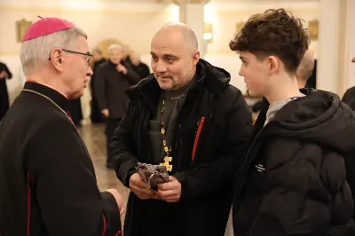 W liturgiczne wspomnienie św. Jana Apostoła (27 grudnia) w katedrze rzeszowskiej celebrowano Eucharystię, której przewodniczył bp Jan Wątroba. Mszę św. koncelebrował abp Edward Nowak, bp Edward Białogłowski, a także ok. 60 kapłanów, którzy wraz z przedstawicielami wspólnot, stowarzyszeń i instytucji modlili się w intencji Biskupa Rzeszowskiego z okazji jego imienin.
Homilię wygłosił ks. Janusz Kosior, proboszcz parafii pw. św. Jadwigi Królowej w Rzeszowie.
Na zakończenie Mszy św. bp Jan Wątroba podziękował za modlitwę i życzenia. 
fot. ks. Jakub Oczkowicz
