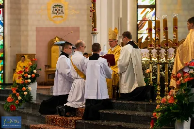 27 maja 2023 r. w Katedrze Rzeszowskiej sześciu diakonów naszej diecezji przyjęło sakrament kapłaństwa.
Do grona neoprezbiterów diecezji rzeszowskiej należą: ks. Mikołaj Czurczak z parafii pw. Znalezienia Krzyża Świętego w Niebylcu, ks. Sebastian Drzał z parafii pw. Miłosierdzia Bożego w Łukawcu, ks. Damian Knapik z parafii pw. Najświętszego Serca Pana Jezusa w Pagorzynie, ks. Michał Mycek z parafii pw. Narodzenia Najświętszej Maryi Panny w Sędziszowie Małopolskim, ks. Jakub Ochoński z parafii pw. Św. Michała Archanioła w Rzeszowie, ks. Rafał Szpunar z parafii pw. Św. Stanisława Kostki w Jasionce.
Mszy św. przewodniczył i święceń udzielił biskup Jan Wątroba. Eucharystię koncelebrowało około 70 księży, m.in: przełożeni Wyższego Seminarium Duchownego w Rzeszowie oraz proboszczowie i wikariusze z parafii rodzinnych neoprezbiterów. W Eucharystii uczestniczył arcybiskup Edward Nowak, biskup Kazimierz Górny i biskup Edward Białogłowski.
W niedzielę, 28 maja, w Uroczystość Zesłania Ducha Świętego, neoprezbiterzy będą sprawować w swoich rodzinnych parafiach uroczyste Msze św. prymicyjne, a w najbliższych tygodniach otrzymają skierowania do parafii. 
fot. Piotr Szorc