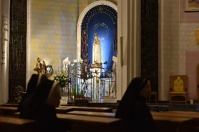 W Katedrze Rzeszowskiej odbyło się nabożeństwo Drogi Krzyżowej, której przewodniczył ks. Paweł Synoś, wikariusz biskupi ds. duchowieństwa. "Dziś sprowadź Mi dusze kapłańskie i zakonne, i zanurz je w niezgłębionym miłosierdziu Moim. One dały Mi moc przetrwania gorzkiej męki; przez nie, jak przez kanały, spływa na ludzkość miłosierdzie Moje." (Dzienniczek 1212) W modlitwie wraz z bp Janem Wątrobą uczestniczyły osoby życia konsekrowanego oraz prezbiterzy posługujący w Diecezji Rzeszowskiej. Nabożeństwo było ofiarowane w intencji wynagrodzenia za grzechy duchowieństwa i osób konsekrowanych, za dusze kapłanów i osób konsekrowanych cierpiące w czyśćcu oraz za tych, którzy odeszli od kapłaństwa i życia zakonnego. Fot. ks. Jakub Oczkowicz