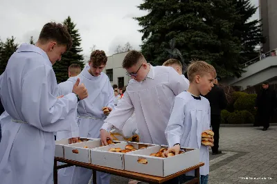 W Wielki Czwartek o godz. 10.00 w naszej Katedrze bp Jan Wątroba przewodniczył Mszy Krzyżma. Jest ona wyrazem jedności i wspólnoty duchowieństwa diecezji. Podczas tej Mszy Świętej biskup poświęcił olej chorych, katechumenów oraz olej krzyżma. Księża koncelebrujący z biskupem Eucharystię odnowili przyrzeczenia kapłańskie. W koncelebrze wzięli udział bp Kazimierz Górny, bp Edward Białogłowski oraz ponad 200 kapłanów z całej diecezji. W Eucharystii wzięli również udział licznie zebrani ministranci, lektorzy, animatorzy, ceremoniarze, członkowie scholi parafialnych i dziewczęcej służby maryjnej. Podczas Mszy Świętej zaśpiewał chór męski pod dyrekcją ks. Andrzeja Widaka. Przy organach zasiadł ks. Julian Wybraniec. fot. Piotr Szorc