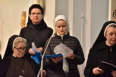 W Katedrze Rzeszowskiej odbyło się nabożeństwo Drogi Krzyżowej, której przewodniczył ks. Paweł Synoś, wikariusz biskupi ds. duchowieństwa. "Dziś sprowadź Mi dusze kapłańskie i zakonne, i zanurz je w niezgłębionym miłosierdziu Moim. One dały Mi moc przetrwania gorzkiej męki; przez nie, jak przez kanały, spływa na ludzkość miłosierdzie Moje." (Dzienniczek 1212) W modlitwie wraz z bp Janem Wątrobą uczestniczyły osoby życia konsekrowanego oraz prezbiterzy posługujący w Diecezji Rzeszowskiej. Nabożeństwo było ofiarowane w intencji wynagrodzenia za grzechy duchowieństwa i osób konsekrowanych, za dusze kapłanów i osób konsekrowanych cierpiące w czyśćcu oraz za tych, którzy odeszli od kapłaństwa i życia zakonnego. Fot. ks. Jakub Oczkowicz