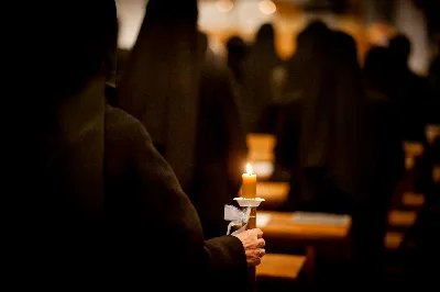 Mszy Świętej w święto Ofiarowania Pańskiego przewodniczył bp Jan Wątroba. W Eucharystii z okazji Dnia Życia Konsekrowanego uczestniczyli przedstawiciele sióstr i braci zakonnych, pustelnic, dziewic i wdów konsekrowanych oraz członków instytutów świeckich. Eucharystię koncelebrował ks. Stanisław Kamiński, wikariusz biskupi ds. zakonnych, a także 8 kapłanów. Homilię wygłosił bp Jan Wątroba. Śpiew podczas Mszy Świętej prowadziła Katedralna Schola Liturgiczna pod kierunkiem ks. Juliana Wybrańca przy akompaniamencie organowym Wiesława Siewierskiego. Fot. Paulina Lęcznar