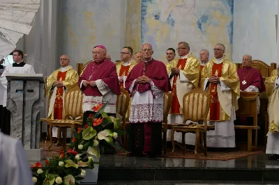 „Na swoje życie i swoje kapłaństwo trzeba popatrzeć w świetle Bożej miłości. Inaczej go nie pojmiemy ani my, ani ci, którzy będą na nas patrzeć” – mówił bp Jan Wątroba podczas Mszy św. z udzieleniem święceń prezbiteratu. 4 czerwca 2022 r. w kościele katedralnym jedenastu diakonów diecezji rzeszowskiej przyjęło sakrament kapłaństwa.
Do grona neoprezbiterów diecezji rzeszowskiej należą: ks. Sebastian Bełz z parafii w Nienadówce, ks. Krzysztof Lampart z parafii w Rudnej Wielkiej, ks. Mateusz Łachmanek z parafii w Lipinkach, ks. Karol Migut z parafii w Jasionce, ks. Marcin Murawski z parafii katedralnej w Rzeszowie, ks. Adrian Pazdan z parafii w Zagorzycach, ks. Tomasz Sienicki z parafii w Bieździedzy, ks. Dominik Świeboda z parafii w Palikówce, ks. Piotr Wąsacz z parafii bł. Władysława Findysza w Rzeszowie, ks. Mateusz Wojtuń z parafii w Święcanach oraz ks. Wiktor Zoła z parafii w Cieklinie.
Mszy św. przewodniczył i święceń udzielił bp Jan Wątroba. Eucharystię koncelebrowało około osiemdziesięciu księży, m.in: przełożeni Wyższego Seminarium Duchownego w Rzeszowie oraz proboszczowie i wikariusze z parafii rodzinnych neoprezbiterów. W Mszy św. uczestniczył abp Edward Nowak, bp Kazimierz Górny i bp Edward Białogłowski.
Zebranych w kościele katedralnym powitał ks. Krzysztof Gołąbek, proboszcz parafii.
W homilii bp Jan Wątroba nawiązał do słów z Ewangelii według św. Jana w których Chrystus tłumaczy co to znaczy być dobrym pasterzem. „Być kapłanem w Kościele Chrystusowym to znaczy mieć udział w Jego pasterskiej misji i stale upodabniać się do Dobrego Pasterza, który zna owce, karmi je, broni i jest gotów oddać życie dla ich dobra” – mówił hierarcha.
Po homilii odbył się obrzędy święceń: przyrzeczenie czci i posłuszeństwa Biskupowi Ordynariuszowi, Litania do Wszystkich Świętych podczas której kandydaci leżeli krzyżem, nałożenie rąk, modlitwa święceń oraz namaszczenie rąk krzyżmem i wręczenie chleba i wina. Podczas Liturgii Eucharystycznej nowo wyświęceni po raz pierwszy wyciągnęli dłonie nad chlebem i winem wypowiadając słowa konsekracji.
Na zakończenie Mszy św. ks. Tomasz Sienicki, podziękował w imieniu nowo wyświęconych wszystkim, którzy przyczynili się do przygotowania ich do kapłaństwa. Słowa wdzięczności, m.in. przełożonym Wyższego Seminarium Duchownego w Rzeszowie i rodzicom neoprezbiterów, wypowiedział bp Jan Wątroba. 
W drodze do zakrystii neoprezbiterzy zatrzymali się przy figurze Matki Bożej Fatimskiej zawierzając swoje kapłaństwo Matce Bożej.
W niedzielę, 5 czerwca, w Uroczystość Zesłania Ducha Świętego, neoprezbiterzy będą sprawować w swoich rodzinnych parafiach uroczyste Msze św. prymicyjne, a w najbliższych tygodniach otrzymają skierowania do parafii.

Fot. ks. Jakub Nagi oraz biala-wrona.pl
