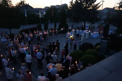 W czwartek 13 sierpnia przeżywaliśmy uroczyste Nabożeństwo Fatimskie. Naszym modlitwom przewodniczył ks. Wojciech Rybka SVD, misjonarz werbista, posługujący na Tajwanie. O godz. 18.40 zostały przedstawione prośby i podziękowania do Matki Bożej Fatimskiej, w intencji których sprawowana była także Msza Święta. Po Mszy Świętej wyruszyła procesja z figurą Matki Bożej. Nabożeństwo zakończył Apel Jasnogórski. fot. Rafał Waszczak