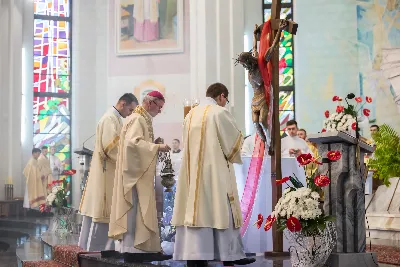 Uroczystość Chrystusa Króla to także święto Akcji Katolickiej i KSM-u. Centralnej uroczystości w Katedrze przewodniczył biskup diecezjalny Jan Wątroba. Eucharystię koncelebrowało 25 księży, wśród nich ks. Stanisław Potera – asystent diecezjalny AK i ks. Tomasz Ryczek – asystent diecezjalny KSM. Po wyznaniu wiary 88 młodych osób złożyło przyrzeczenie Katolickiego Stowarzyszenia Młodzieży. Obrzęd przyrzeczenia prowadził Paweł Grodzki – prezes KSM Diecezji Rzeszowskiej. Ceremonia zakończyła się odśpiewaniem hymnu KSM i zawołaniem: „Przez cnotę, naukę i pracę, służyć Bogu i Ojczyźnie, Gotów!”

Po Komunii św. bp Jan Wątroba, razem z ks. Stanisławem Poterą, wręczył nominacje 20 nowym prezesom oddziałów parafialnych Akcji Katolickiej. Krótkie przemówienia wypowiedzieli kolejno: Jeremi Kalkowski – prezes Zarządu Diecezjalnego Instytutu AK i Paweł Grodzki.

Po Komunii św. wszyscy zebrani uklękli przed Najświętszym Sakramentem. Biskup Ordynariusz odczytał Jubileuszowy Akt Przyjęcia Jezusa Chrystusa za Króla i Pana.

Po Mszy św. bp Jan Wątroba wręczył odznaki i legitymacje nowym członkom KSM.

fot. Fotografiarzeszow