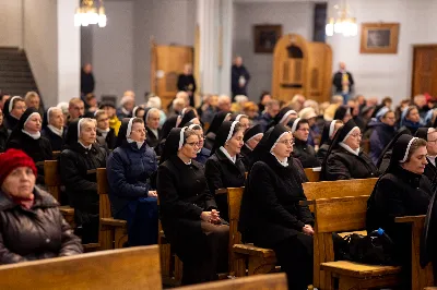 „Nasza wdzięczność jest szczególna wobec osób konsekrowanych za ich czytelne świadectwo wiary i za to, że żyjąc wiarą na co dzień ukazują chrystusowy styl życia” – mówił biskup Jan Wątroba podczas Mszy św. w katedrze rzeszowskiej w święto Ofiarowania Pańskiego. W Eucharystii, z okazji swojego święta patronalnego, uczestniczyły osoby konsekrowane posługujące w diecezji rzeszowskiej.
Mszy św. w katedrze rzeszowskiej przewodniczył bp Jan Wątroba, który modlił się w intencji osób konsekrowanych, przeżywających w święto Ofiarowania Pańskiego (02.02.) swoje święto patronalne. Eucharystię koncelebrował ks. Stanisław Kamiński, wikariusz biskupi ds. zakonnych, a także 9 kapłanów.
Na początku Mszy św. ks. Stanisław Kamiński powitał zebranych i wprowadził w przeżywaną liturgię. Następnie odbył się obrzęd błogosławieństwa świec i procesja z dolnego kościoła do głównej części katedry rzeszowskiej
Homilię wygłosił bp Jan Wątroba, który w pierwszej części, odnosząc się do przeżywanego święta, nawiązał do postawy Matki Najświętszej i św. Józefa. „Maryja uczy nas, że wierność Bogu oznacza wypełnianie prawa Bożego. Ona wypełniła wszystko bez wyjątku. Choć sama nie potrzebowała oczyszczenia, pozostała jednak posłuszna prawu. Skromna, prosta, uboga kobieta, poddana Bogu. W postawie Maryi i Józefa można dostrzec piękną lekcję dla rodziców i wychowawców. Rodzice powinni przedstawiać, czyli zawierzać swoje dzieci Panu Bogu. To jest gest wdzięczności wobec Stwórcy, a także znak wielkiej pokory wobec niełatwej misji rodzicielskiej i wychowawczej. Pełny rozwój człowieka dokonuje się dzięki Bożej łasce, a rodzice powinni się czuć narzędziem Bożej łaski, dlatego powinni często błogosławić swoje dzieci, modlić się za nie i z nimi oraz wciąż na nowo zawierzać je Panu Bogu” – mówił bp Wątroba.
Biskup Rzeszowski odnosząc się do obchodzonego Dnia życia konsekrowanego powiedział: „Trzy elementy wspólnoty: słowo, wierność i otwarcie na Ducha Świętego stanowią istotę życia każdej osoby konsekrowanej. Rozważać słowo Boże, trwać wiernie na modlitwie i być otwartym na to, co Duch Święty chce nam powiedzieć, to wypełnić powołanie do życia konsekrowanego, a jednocześnie wyznać wiarę w Kościół Chrystusowy. Nasza wdzięczność jest szczególna wobec osób konsekrowanych za ich czytelne świadectwo wiary i za to, że żyjąc wiarą na co dzień ukazują chrystusowy styl życia. Towarzyszą nam przez swoją pełną zatroskania miłosierną obecność, ale także przez milczącą obecność przepełnioną modlitwą w intencjach Kościoła, świata, a także poszczególnych osób i wspólnot”.
Po homilii osoby konsekrowane zgromadzone w katedrze odnowiły swoje przyrzeczenia.
Na zakończenie liturgii s. Agata Jakieła CSFN, referentka diecezjalna ds. życia konsekrowanego, podziękowała bp. Janowi Wątrobie za przewodniczenie liturgii i modlitwę w intencji osób życia konsekrowanego.
W Eucharystii w rzeszowskiej katedrze uczestniczyło prawie 100 osób życia konsekrowanego, a pośród nich ojcowie i bracia zakonni, siostry zakonne, wdowy i dziewice konsekrowane oraz członkowie instytutów świeckich. Śpiewy podczas liturgii wykonała Katedralna Schola Liturgiczna pod dyrekcją ks. Juliana Wybrańca, a przy organach zasiadł katedralny organista – Wiesław Siewierski. 

fot. Jola Warchoł