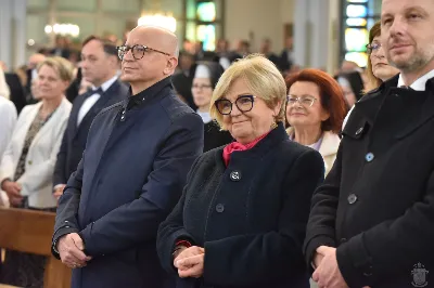 18 maja 2025 r., w katedrze rzeszowskiej celebrowano Eucharystię z okazji 25. rocznicy przyjęcia sakry biskupiej przez bp. Jana Wątrobę. Mszy św. przewodniczył Biskup Rzeszowski, zaś w koncelebrze wzięli udział: abp Józef Michalik, abp Adam Szal, bp Edward Białogłowski, bp Kazimierz Górny, bp Stanisław Jamrozek, bp Marian Rojek, bp Jan Śrutwa oraz kilkudziesięciu kapłanów. W Eucharystii uczestniczyły liczne delegacje osób życia konsekrowanego, przedstawiciele instytucji, fundacji i stowarzyszeń kościelnych. W katedrze rzeszowskiej obecni byli również parlamentarzyści sejmu i senatu, władze wojewódzkie, samorządowe, władze Rzeszowa, rektorzy wyższych uczelni, dyrektorzy instutucji regionalnych, kuratorium oświaty, a także szpitali. Homilię wygłosił bp Edward Białogłowski, biskup pomocniczy senior, który podkreślił, że świętowanie srebrnego jubileuszu Biskupa Rzeszowskiego wpisuje się w przeżywanie Roku Świętego, ale także kolejną rocznicę urodzin św. Jana Pawła II, rocznicę bitwy pod Monte Cassino, inaugurację pontyfikatu Ojca Świętego Leona XIV oraz rocznicę beatyfikacji Józef Sebastiana Pelczara. Na zakończenie liturgii Karolina i Dariusz Kosakowie z dziećmi, jako przedstawiciele diecezjan, przekazali życzenia Jubilatowi. W uroczystej liturgii wzięło udział kilkuset muzyków, chórzystów i członków orkiestr, którzy brali udział w projekcie „Podkarpacie śladami św. Jana Pawła II”. Przedsięwzięcie zostało zorganizowane przez Polski Związek Chórów i Orkiestr – Oddział w Rzeszowie. fot. ks. Jakub Oczkowicz