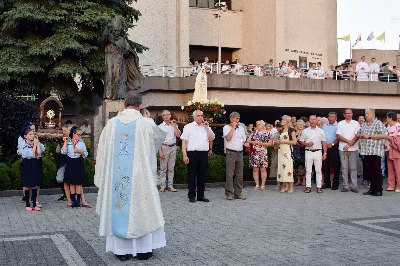 W czwartek 13 czerwca przeżywaliśmy uroczyste Nabożeństwo Fatimskie. Naszym modlitwom przewodniczył ks. Tadeusz Pindara. Kazanie wygłosił ks. Paweł Blat. O godz. 18.40 zostały przedstawione prośby i podziękowania do Matki Bożej Fatimskiej, w intencji których sprawowana była także Msza Święta. Po Mszy Świętej wyruszyła procesja z figurą Matki Bożej i relikwiami świętych Dzieci Fatimskich. Nabożeństwo zakończył Apel Jasnogórski. Dziękujemy parafii pw. Matki Bożej Częstochowskiej (Drabinianka) w Rzeszowie za przygotowanie liturgii oraz parafii pw. Miłosierdzia Bożego (Biała) za prowadzenie modlitwy różańcowej. fot. Joanna Prasoł 