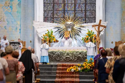 W środę 13 września przeżywaliśmy kolejne w tym roku Nabożeństwo Fatimskie. O godz. 18.40 zostały przedstawione prośby i podziękowania do Matki Bożej Fatimskiej, w intencji których sprawowana była także Msza Święta. Eucharystii przewodniczył i homilię wygłosił ks. Marek Kotwa – wikariusz parafii pw. Św. Michała Archanioła w Rzeszowie. Po Mszy Świętej wyruszyła procesja z figurą Matki Bożej, podczas której modlitwę różańcową prowadzili przedstawiciele parafii pw. Św. Jadwigi Królowej wraz ze swoimi duszpasterzami: ks. Tomaszem Gałuszką oraz ks. Łukaszem Mariuszycem, zaś figurę Matki Bożej nieśli przedstawiciele Bractwa św. Michała Archanioła, Rycerzy Kolumba oraz Związku Strzeleckiego "Strzelec". Modlitwę ubogaciła obecność Orkiestry Dętej pod dyrekcją Tadeusza Cielaka. Nabożeństwo zakończył Apel Jasnogórski. fot. Jola Warchoł