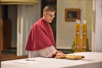 W Katedrze Rzeszowskiej podczas I Nieszporów Uroczystości św. Józefa Oblubieńca NMP odbył się obrzęd instalacji nowych kanoników Kapituły Katedralnej w Rzeszowie. Liturgii Nieszporów przewodniczył ks. Krzysztof Gołąbek, proboszcz Katedry i prepozyt Kapituły Katedralnej, który wygłosił również homilię. Uroczystości rozpoczęły się od odczytania przez ks. Gołąbka dekretu bp. Jana Wątroby o włączeniu nowych członków do grona Kapituły. Następnie nowi kanonicy złożyli wyznanie wiary oraz przysięgę wierności przy obejmowaniu urzędu wykonywanego w imieniu Kościoła.

Do grona kanoników katedralnych dołączyli: ks. dr Paweł Synoś – Wikariusz Biskupi do spraw duchowieństwa diecezjalnego, ks. Prałat dr Piotr Tarnawski – Sekretariat Stanu Stolicy Apostolskiej, ks. dr Marek Story – Dykasteria Nauki Wiary w Watykanie, ks. dr Stanisław Kamiński – Wikariusz Biskupi do spraw życia konsekrowanego, proboszcz Parafii św. Józefa w Głogowie Małopolskim, ks. kanonik Stanisław Jamiński – proboszcz Parafii NNMP w Rzeszowie – Staroniwa, ks. kanonik Tadeusz Pindara – proboszcz Parafii Matki Bożej Częstochowskiej w Rzeszowie, ks. dr Przemysław Drąg – proboszcz Parafii pw. Trójcy Przenajświętszej w Głogowie Małopolskim.

W diecezji rzeszowskiej istnieje kapituła katedralna i cztery kapituły kolegiackie: biecka, jasielska, kolbuszowska i strzyżowska. Historycznie kanonicy byli księżmi stanowiącymi grupę skupioną wokół biskupa miejsca, których zadaniem było pomaganie mu w zarządzaniu lokalnym Kościołem. Obowiązani byli określoną regułą, czyli kanonem praw, stąd właśnie pochodzi nazwa kanonik.

Poszczególne kapituły mają swoje charakterystyczne stroje, którymi wyróżniają się od pozostałych duchownych. Strojem kanoników kapitulnych jest sutanna z obszywkami i guzikami koloru fioletowego, pas fioletowy, następnie rokieta, mucet (fioletowa pelerynka) lub mantolet oraz łańcuch z dystynktorium. Fot. ks. Jakub Oczkowicz