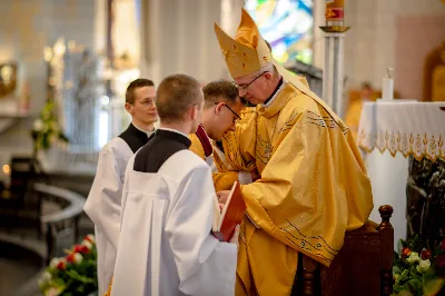 „Na swoje życie i swoje kapłaństwo trzeba popatrzeć w świetle Bożej miłości. Inaczej go nie pojmiemy ani my, ani ci, którzy będą na nas patrzeć” – mówił bp Jan Wątroba podczas Mszy św. z udzieleniem święceń prezbiteratu. 4 czerwca 2022 r. w kościele katedralnym jedenastu diakonów diecezji rzeszowskiej przyjęło sakrament kapłaństwa.
Do grona neoprezbiterów diecezji rzeszowskiej należą: ks. Sebastian Bełz z parafii w Nienadówce, ks. Krzysztof Lampart z parafii w Rudnej Wielkiej, ks. Mateusz Łachmanek z parafii w Lipinkach, ks. Karol Migut z parafii w Jasionce, ks. Marcin Murawski z parafii katedralnej w Rzeszowie, ks. Adrian Pazdan z parafii w Zagorzycach, ks. Tomasz Sienicki z parafii w Bieździedzy, ks. Dominik Świeboda z parafii w Palikówce, ks. Piotr Wąsacz z parafii bł. Władysława Findysza w Rzeszowie, ks. Mateusz Wojtuń z parafii w Święcanach oraz ks. Wiktor Zoła z parafii w Cieklinie.
Mszy św. przewodniczył i święceń udzielił bp Jan Wątroba. Eucharystię koncelebrowało około osiemdziesięciu księży, m.in: przełożeni Wyższego Seminarium Duchownego w Rzeszowie oraz proboszczowie i wikariusze z parafii rodzinnych neoprezbiterów. W Mszy św. uczestniczył abp Edward Nowak, bp Kazimierz Górny i bp Edward Białogłowski.
Zebranych w kościele katedralnym powitał ks. Krzysztof Gołąbek, proboszcz parafii.
W homilii bp Jan Wątroba nawiązał do słów z Ewangelii według św. Jana w których Chrystus tłumaczy co to znaczy być dobrym pasterzem. „Być kapłanem w Kościele Chrystusowym to znaczy mieć udział w Jego pasterskiej misji i stale upodabniać się do Dobrego Pasterza, który zna owce, karmi je, broni i jest gotów oddać życie dla ich dobra” – mówił hierarcha.
Po homilii odbył się obrzędy święceń: przyrzeczenie czci i posłuszeństwa Biskupowi Ordynariuszowi, Litania do Wszystkich Świętych podczas której kandydaci leżeli krzyżem, nałożenie rąk, modlitwa święceń oraz namaszczenie rąk krzyżmem i wręczenie chleba i wina. Podczas Liturgii Eucharystycznej nowo wyświęceni po raz pierwszy wyciągnęli dłonie nad chlebem i winem wypowiadając słowa konsekracji.
Na zakończenie Mszy św. ks. Tomasz Sienicki, podziękował w imieniu nowo wyświęconych wszystkim, którzy przyczynili się do przygotowania ich do kapłaństwa. Słowa wdzięczności, m.in. przełożonym Wyższego Seminarium Duchownego w Rzeszowie i rodzicom neoprezbiterów, wypowiedział bp Jan Wątroba. 
W drodze do zakrystii neoprezbiterzy zatrzymali się przy figurze Matki Bożej Fatimskiej zawierzając swoje kapłaństwo Matce Bożej.
W niedzielę, 5 czerwca, w Uroczystość Zesłania Ducha Świętego, neoprezbiterzy będą sprawować w swoich rodzinnych parafiach uroczyste Msze św. prymicyjne, a w najbliższych tygodniach otrzymają skierowania do parafii.

Fot. ks. Jakub Nagi oraz biala-wrona.pl
