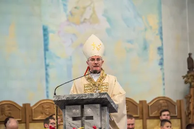 Uroczystość Chrystusa Króla to także święto Akcji Katolickiej i KSM-u. Centralnej uroczystości w Katedrze przewodniczył biskup diecezjalny Jan Wątroba. Eucharystię koncelebrowało 25 księży, wśród nich ks. Stanisław Potera – asystent diecezjalny AK i ks. Tomasz Ryczek – asystent diecezjalny KSM. Po wyznaniu wiary 88 młodych osób złożyło przyrzeczenie Katolickiego Stowarzyszenia Młodzieży. Obrzęd przyrzeczenia prowadził Paweł Grodzki – prezes KSM Diecezji Rzeszowskiej. Ceremonia zakończyła się odśpiewaniem hymnu KSM i zawołaniem: „Przez cnotę, naukę i pracę, służyć Bogu i Ojczyźnie, Gotów!”

Po Komunii św. bp Jan Wątroba, razem z ks. Stanisławem Poterą, wręczył nominacje 20 nowym prezesom oddziałów parafialnych Akcji Katolickiej. Krótkie przemówienia wypowiedzieli kolejno: Jeremi Kalkowski – prezes Zarządu Diecezjalnego Instytutu AK i Paweł Grodzki.

Po Komunii św. wszyscy zebrani uklękli przed Najświętszym Sakramentem. Biskup Ordynariusz odczytał Jubileuszowy Akt Przyjęcia Jezusa Chrystusa za Króla i Pana.

Po Mszy św. bp Jan Wątroba wręczył odznaki i legitymacje nowym członkom KSM.

fot. Fotografiarzeszow