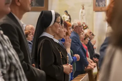 W poniedziałek 13 czerwca miało miejsce kolejne w tym roku uroczyste Nabożeństwo Fatimskie. O godz. 18.40 zostały przedstawione prośby i podziękowania do Matki Bożej Fatimskiej, w intencji których sprawowana była także Msza Święta o godz. 19.00. Eucharystii przewodniczył i homilię wygłosił ks. Tadeusz Pindara. Po Mszy Świętej ks. Tomasz Bać wraz z parafianami parafii Bożego Miłosierdzia przewodniczyli modlitwie różańcowej przy figurze Matki Bożej Fatimskiej. Nabożeństwo zakończył Apel Jasnogórski. Dziękujemy parafii pw. Matki Bożej Częstochowskiej w Rzeszowie (Drabinianka) za przygotowanie liturgii oraz parafii pw. Miłosierdzia Bożego (Biała) za prowadzenie modlitwy różańcowej. fot. Joanna Prasoł