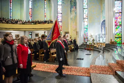 Uroczystość Chrystusa Króla to także święto Akcji Katolickiej i KSM-u. Centralnej uroczystości w Katedrze przewodniczył biskup diecezjalny Jan Wątroba. Eucharystię koncelebrowało 25 księży, wśród nich ks. Stanisław Potera – asystent diecezjalny AK i ks. Tomasz Ryczek – asystent diecezjalny KSM. Po wyznaniu wiary 88 młodych osób złożyło przyrzeczenie Katolickiego Stowarzyszenia Młodzieży. Obrzęd przyrzeczenia prowadził Paweł Grodzki – prezes KSM Diecezji Rzeszowskiej. Ceremonia zakończyła się odśpiewaniem hymnu KSM i zawołaniem: „Przez cnotę, naukę i pracę, służyć Bogu i Ojczyźnie, Gotów!”

Po Komunii św. bp Jan Wątroba, razem z ks. Stanisławem Poterą, wręczył nominacje 20 nowym prezesom oddziałów parafialnych Akcji Katolickiej. Krótkie przemówienia wypowiedzieli kolejno: Jeremi Kalkowski – prezes Zarządu Diecezjalnego Instytutu AK i Paweł Grodzki.

Po Komunii św. wszyscy zebrani uklękli przed Najświętszym Sakramentem. Biskup Ordynariusz odczytał Jubileuszowy Akt Przyjęcia Jezusa Chrystusa za Króla i Pana.

Po Mszy św. bp Jan Wątroba wręczył odznaki i legitymacje nowym członkom KSM.

fot. Fotografiarzeszow