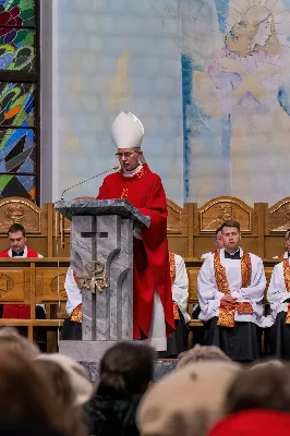 Liturgia Męki Pańskiej rozpoczęła się od procesji wejścia w zupełnej ciszy i gestu prostracji – pokornego padnięcia twarzą do ziemi głównego celebransa – Biskupa Rzeszowskiego Jana Wątroby. Drugim etapem nabożeństwa była Liturgia Słowa. Jej centrum stanowiła Męka Pańska w relacji wg św. Jana – odśpiewana przez ks. Juliana Wybrańca, kl. Dawida Piroga oraz kl. Karola Baraniewicza, z partiami tłumu wykonanymi przez Katedralny Chór Chłopięco-Męski Pueri Cantores Resovienses (tenory i basy), pod dyrekcją ks. dra Andrzeja Widaka we współpracy z Angelą Pacutą i Edytą Kotulą, dyrygentkami chóru.

W homilii bp Jan Wątroba zapraszał do odczytania na nowo sensu krzyża Jezusa i Jego Orędzia.

Trzecią częścią liturgii była adoracja krzyża. W pierwszej kolejności krzyż adorowali poprzez ucałowanie: Ksiądz Biskup, księża z Wyższego Seminarium Duchownego w Rzeszowie, księża katedralni oraz siostry zakonne. Następnie hołd krzyżowi oddali wszyscy wierni, wpatrując się w krzyż trzymany przez ks. Krzysztofa Gołąbka, proboszcza katedry.

Ostatnią częścią liturgii był obrzęd Komunii św. zakończony przeniesieniem Pana Jezusa w monstrancji do tzw. Bożego grobu. W tym roku dekoracja grobu nawiązuje do przeżywanego roku duszpasterskiego pt. „Wierzę w Kościół Chrystusowy”. Projekt autorstwa ks. Pawła Wójcika, wikariusza katedralnego, zachęca do pogłębienia relacji z Jezusem i jak wzywa napis umieszczony na grobie do „zakorzenienia w Kościele Chrystusa”.
fot. Joanna Prasoł 