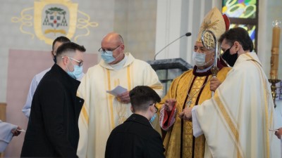 W niedzielę 28.02.2021 r. podczas Mszy Świętej o godz. 12.00 bp Edward Białogłowski udzielił Sakramentu Bierzmowania młodzieży z kl. VIII.  fot. Małgorzata Ryndak