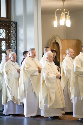 W Wielki Czwartek o godz. 10.00 w naszej Katedrze bp Jan Wątroba przewodniczył Mszy Krzyżma. Jest ona wyrazem jedności i wspólnoty duchowieństwa diecezji. Podczas tej Mszy Świętej biskup poświęcił olej chorych, katechumenów oraz olej krzyżma. Księża koncelebrujący z biskupem Eucharystię odnowili przyrzeczenia kapłańskie.
W koncelebrze wzięli udział bp Kazimierz Górny, bp Edward Białogłowski oraz 179 kapłanów z całej diecezji. W Eucharystii wzięli również udział licznie zebrani ministranci, lektorzy, animatorzy, ceremoniarze, członkowie scholi parafialnych i dziewczęcej służby maryjnej.
fot. Małgorzata Ryndak