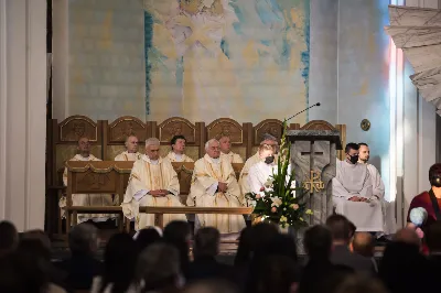 W poniedziałek 18 maja o godz. 18.00 w naszej Katedrze miało miejsce dziękczynienie w stulecie urodzin Karola Wojtyły – św. Jana Pawła II. W tym dniu dziękowaliśmy również i modliliśmy się w intencji naszych Księży Biskupów: Jana – z racji 20. rocznicy sakry biskupiej oraz Kazimierza – z racji 60. rocznicy święceń kapłańskich, a także w intencji naszego Księdza Infułata Stanisława w 60. rocznicę święceń kapłańskich. Eucharystii przewodniczył bp Jan Wątroba. Mszę św. koncelebrowali: bp Kazimierz Górny, bp Edward Białogłowski, infułaci: ks. Stanisław Mac i ks. Wiesław Szurek, księża dziekani oraz duchowni z różnych instytucji diecezji rzeszowskiej.  W Mszy św. uczestniczyły władze państwowe i samorządowe oraz służby mundurowe. fot. Dariusz Kamiński (fotografiarzeszow.com.pl)