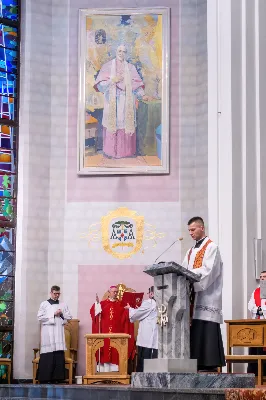 Liturgia Męki Pańskiej rozpoczęła się od procesji wejścia w zupełnej ciszy i gestu prostracji – pokornego padnięcia twarzą do ziemi głównego celebransa – Biskupa Rzeszowskiego Jana Wątroby. Drugim etapem nabożeństwa była Liturgia Słowa. Jej centrum stanowiła Męka Pańska w relacji wg św. Jana – odśpiewana przez ks. Juliana Wybrańca, kl. Dawida Piroga oraz kl. Karola Baraniewicza, z partiami tłumu wykonanymi przez Katedralny Chór Chłopięco-Męski Pueri Cantores Resovienses (tenory i basy), pod dyrekcją ks. dra Andrzeja Widaka we współpracy z Angelą Pacutą i Edytą Kotulą, dyrygentkami chóru.

W homilii bp Jan Wątroba zapraszał do odczytania na nowo sensu krzyża Jezusa i Jego Orędzia.

Trzecią częścią liturgii była adoracja krzyża. W pierwszej kolejności krzyż adorowali poprzez ucałowanie: Ksiądz Biskup, księża z Wyższego Seminarium Duchownego w Rzeszowie, księża katedralni oraz siostry zakonne. Następnie hołd krzyżowi oddali wszyscy wierni, wpatrując się w krzyż trzymany przez ks. Krzysztofa Gołąbka, proboszcza katedry.

Ostatnią częścią liturgii był obrzęd Komunii św. zakończony przeniesieniem Pana Jezusa w monstrancji do tzw. Bożego grobu. W tym roku dekoracja grobu nawiązuje do przeżywanego roku duszpasterskiego pt. „Wierzę w Kościół Chrystusowy”. Projekt autorstwa ks. Pawła Wójcika, wikariusza katedralnego, zachęca do pogłębienia relacji z Jezusem i jak wzywa napis umieszczony na grobie do „zakorzenienia w Kościele Chrystusa”.
fot. Joanna Prasoł 