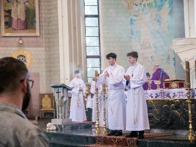 W V Niedzielę Wielkiego Postu, podczas Mszy Świętej o godz. 12:00, ks. Krzysztof Gołąbek – proboszcz naszej Katedry, przyjął do grona Liturgicznej Służby Ołtarza siedmiu nowych ministrantów. Po odpowiednim przygotowaniu, pod czujnym okiem ks. Pawła Wójcika oraz animatorów Adama i Miłosza, chłopcy otrzymali stopień ministranta choralisty – po raz pierwszy założyli kołnierzyki i otrzymali legitymacje ministranckie. To wyjątkowy moment i ogromna radość dla naszej wspólnoty! Podczas Mszy Świętej zaśpiewała Dziewczęca Schola Katedralna. Serdecznie gratulujemy chłopcom odwagi oraz życzymy wytrwałości w tej pięknej służbie przy Ołtarzu Pana Jezusa. Jeśli chcesz dołączyć do grona ministrantów – serdecznie zapraszamy! Zainteresowanych prosimy o kontakt z ks. Pawłem Wójcikiem.
fot. Antoni Ważny