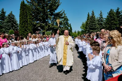 Maj to dla wielu najpiękniejszy miesiąc w roku. W liturgii Kościoła szczególnie wtedy czcimy Maryję oraz radujemy się ze Zmartwychwstania Pańskiego.
W niedzielę 12 maja w naszej Katedrze dzieci z klas III doświadczyły równie wielkiej radości po raz pierwszy w pełni uczestnicząc we Mszy Świętej. To niezwykłe spotkanie z Chrystusem w Komunii Świętej zostało poprzedzone przygotowaniem poprzez katechezy w szkole i spotkania w parafii, a także spowiedzią.
Poprzez niedzielną Eucharystie o godz. 12.00 celebrowaną przez ks. Krzysztofa Gołąbka, proboszcza naszej Katedry, 78 dzieci rozpoczęło wielką przygodę z Jezusem ukrytym w Najświętszym Sakramencie. Towarzyszyli im rodzice, którzy wraz ze swoimi dziećmi przygotowywali się do tego wydarzenia, a także najbliższa rodzina. Posługę w liturgii Mszy Świętej pełniły dzieci pierwszokomunijne oraz ich rodzice.
Wielka radość serc dzieci komunijnych promieniowała na wszystkich uczestników Mszy Świętej i przypominała zebranym na liturgii, że spotkanie z Jezusem Eucharystycznym to przywilej i wielkie szczęście. Czas tej wielkiej radości został przedłużony przez „Biały Tydzień”, w którym dzieci uczestniczyły w wieczornej Eucharystii, przyjmując Jezusa do swoich serc. 
Wszystkim dzieciom, które w tym roku przeżywały swoją Pierwszą Komunię Świętą, życzymy, aby nie gasł w nich zapał do poznawania Jezusa i Jego nauki, a radość, jaka towarzyszyła tym dniom, była nieodłączną towarzyszką ich spotkań z Jezusem w Eucharystii. A s. Julicie i ks. Julianowi dziękujemy za serce włożone w przygotowanie dzieci do tego wielkiego wydarzenia.
 
fot. Fotografia-64 Wacław Patro