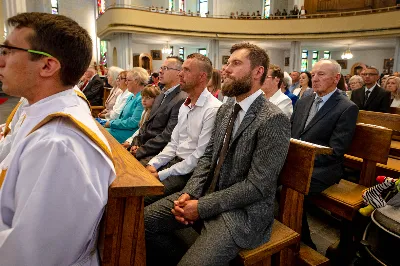 „Na swoje życie i swoje kapłaństwo trzeba popatrzeć w świetle Bożej miłości. Inaczej go nie pojmiemy ani my, ani ci, którzy będą na nas patrzeć” – mówił bp Jan Wątroba podczas Mszy św. z udzieleniem święceń prezbiteratu. 4 czerwca 2022 r. w kościele katedralnym jedenastu diakonów diecezji rzeszowskiej przyjęło sakrament kapłaństwa.
Do grona neoprezbiterów diecezji rzeszowskiej należą: ks. Sebastian Bełz z parafii w Nienadówce, ks. Krzysztof Lampart z parafii w Rudnej Wielkiej, ks. Mateusz Łachmanek z parafii w Lipinkach, ks. Karol Migut z parafii w Jasionce, ks. Marcin Murawski z parafii katedralnej w Rzeszowie, ks. Adrian Pazdan z parafii w Zagorzycach, ks. Tomasz Sienicki z parafii w Bieździedzy, ks. Dominik Świeboda z parafii w Palikówce, ks. Piotr Wąsacz z parafii bł. Władysława Findysza w Rzeszowie, ks. Mateusz Wojtuń z parafii w Święcanach oraz ks. Wiktor Zoła z parafii w Cieklinie.
Mszy św. przewodniczył i święceń udzielił bp Jan Wątroba. Eucharystię koncelebrowało około osiemdziesięciu księży, m.in: przełożeni Wyższego Seminarium Duchownego w Rzeszowie oraz proboszczowie i wikariusze z parafii rodzinnych neoprezbiterów. W Mszy św. uczestniczył abp Edward Nowak, bp Kazimierz Górny i bp Edward Białogłowski.
Zebranych w kościele katedralnym powitał ks. Krzysztof Gołąbek, proboszcz parafii.
W homilii bp Jan Wątroba nawiązał do słów z Ewangelii według św. Jana w których Chrystus tłumaczy co to znaczy być dobrym pasterzem. „Być kapłanem w Kościele Chrystusowym to znaczy mieć udział w Jego pasterskiej misji i stale upodabniać się do Dobrego Pasterza, który zna owce, karmi je, broni i jest gotów oddać życie dla ich dobra” – mówił hierarcha.
Po homilii odbył się obrzędy święceń: przyrzeczenie czci i posłuszeństwa Biskupowi Ordynariuszowi, Litania do Wszystkich Świętych podczas której kandydaci leżeli krzyżem, nałożenie rąk, modlitwa święceń oraz namaszczenie rąk krzyżmem i wręczenie chleba i wina. Podczas Liturgii Eucharystycznej nowo wyświęceni po raz pierwszy wyciągnęli dłonie nad chlebem i winem wypowiadając słowa konsekracji.
Na zakończenie Mszy św. ks. Tomasz Sienicki, podziękował w imieniu nowo wyświęconych wszystkim, którzy przyczynili się do przygotowania ich do kapłaństwa. Słowa wdzięczności, m.in. przełożonym Wyższego Seminarium Duchownego w Rzeszowie i rodzicom neoprezbiterów, wypowiedział bp Jan Wątroba. 
W drodze do zakrystii neoprezbiterzy zatrzymali się przy figurze Matki Bożej Fatimskiej zawierzając swoje kapłaństwo Matce Bożej.
W niedzielę, 5 czerwca, w Uroczystość Zesłania Ducha Świętego, neoprezbiterzy będą sprawować w swoich rodzinnych parafiach uroczyste Msze św. prymicyjne, a w najbliższych tygodniach otrzymają skierowania do parafii.

Fot. ks. Jakub Nagi oraz biala-wrona.pl
