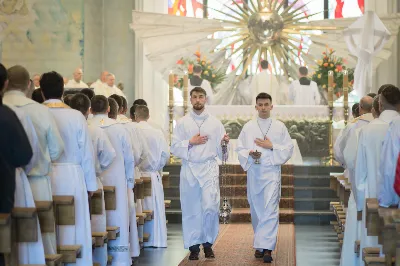 W Wielki Czwartek o godz. 10.00 w naszej Katedrze bp Jan Wątroba przewodniczył Mszy Krzyżma. Jest ona wyrazem jedności i wspólnoty duchowieństwa diecezji. Podczas tej Mszy Świętej biskup poświęcił olej chorych, katechumenów oraz olej krzyżma. Księża koncelebrujący z biskupem Eucharystię odnowili przyrzeczenia kapłańskie.
W koncelebrze wzięli udział bp Kazimierz Górny, bp Edward Białogłowski oraz 179 kapłanów z całej diecezji. W Eucharystii wzięli również udział licznie zebrani ministranci, lektorzy, animatorzy, ceremoniarze, członkowie scholi parafialnych i dziewczęcej służby maryjnej.
fot. Małgorzata Ryndak