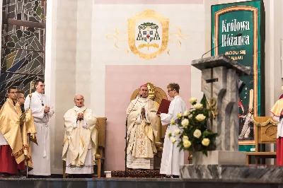 We wtorek 22.10.2019 r. w liturgiczne wspomnienie św. Jana Pawła II bp Jan Wątroba poświęcił ołtarz-relikwiarium ku czci Świętego Papieża na Mszy Świętej o godz. 18.00 jako dar parafian na 100-lecie urodzin Karola Wojtyły. 20 minut przed Mszą Świętą nasz Chór Katedralny Pueri Cantores Resovienses pod dyrekcją Marcina Florczaka wykonał koncert dedykowany św. Janowi Pawłowi II. Po Mszy Świętej Akcja Katolicka naszej parafii poprowadziła różaniec z Ojcem Świętym Janem Pawłem II przy Jego relikwiach. Fot. Dariusz Kamiński (https://fotografiarzeszow.com.pl/) 