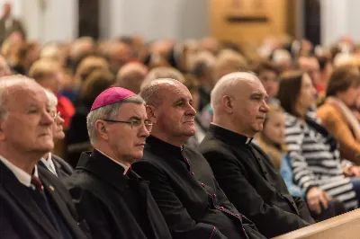 We wtorek 22.10.2019 r. w liturgiczne wspomnienie św. Jana Pawła II bp Jan Wątroba poświęcił ołtarz-relikwiarium ku czci Świętego Papieża na Mszy Świętej o godz. 18.00 jako dar parafian na 100-lecie urodzin Karola Wojtyły. 20 minut przed Mszą Świętą nasz Chór Katedralny Pueri Cantores Resovienses pod dyrekcją Marcina Florczaka wykonał koncert dedykowany św. Janowi Pawłowi II. Po Mszy Świętej Akcja Katolicka naszej parafii poprowadziła różaniec z Ojcem Świętym Janem Pawłem II przy Jego relikwiach. Fot. Dariusz Kamiński (https://fotografiarzeszow.com.pl/) 