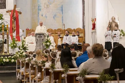 13 maja 1917 r. Matka Boża po raz pierwszy objawiła się w Fatimie trojgu dzieciom: Łucji, Hiacyncie i Franciszkowi, pozostawiając wezwanie do czynienia pokuty i porzucenia grzechu. W odpowiedzi na ten apel, w 105. rocznicę tego wydarzenia wierni licznie zgromadzili się w Katedrze Rzeszowskiej na wspólnej modlitwie do Pani Fatimskiej, prosząc o pokój na świecie, nawrócenie grzeszników i o łaskę stawania się wiernymi uczniami Chrystusa. Pierwsze w tym roku Nabożeństwo Fatimskie rozpoczęło się o godz. 18.30 odśpiewaniem Litanii Loretańskiej oraz przedstawieniem próśb i podziękowań do Matki Bożej Fatimskiej. O godz. 19.00 miała miejsce uroczysta Msza Święta, której przewodniczył bp Stanisław Jamrozek – biskup pomocniczy archidiecezji przemyskiej. Skierował on do zgromadzonych słowo Boże, podkreślając znaczenie wiary w codziennym życiu. Przytoczył słowa papieża Benedykta XVI, który mówił, że „wierzyć to znaczy uznać za prawdę to, czego do końca nie ogarnie nasz umysł. Trzeba przyjąć to, co Bóg nam objawia o sobie, o nas samych i otaczającej nas rzeczywistości, także tej niewidzialnej”. Biskup Stanisław przypomniał wciąż aktualne orędzie Maryi do pokuty, nawrócenia i modlitwy różańcowej. Zwrócił się również do dzieci pierwszokomunijnych, przeżywających swój Biały Tydzień, zachęcając je do modlitwy w ich dziecięcej prostocie i szczerości. Mszę Świętą koncelebrowali ks. Krzysztof Gołąbek – proboszcz parafii katedralnej, ks. Jerzy Buczek – dyrektor Domu Księży Seniorów w Rzeszowie oraz ks. Jakub Nagi – wicedyrektor Radia Via. Ze względu na złe warunki atmosferyczne, w trosce o bezpieczeństwo wiernych, zrezygnowano z procesji z figurą Matki Bożej i relikwiami dzieci fatimskich, która tradycyjnie odbywa się na placu przed Katedrą. Wierni składali swoje intencje przy figurze Matki Bożej Fatimskiej w modlitwie różańcowej, którą poprowadzili ks. Szczepan Węglowski z młodzieżą. Włączyli się w nią także kapłani z dekanatu. Wieczór poświęcony Matce Bożej Fatimskiej zakończyło wspólne odśpiewanie Apelu Jasnogórskiego, po którym jeszcze przez godzinę trwała adoracja Najświętszego Sakramentu. W posługę muzyczną podczas Eucharystii włączyli się Katedralny Chór Chłopięco-Męski Pueri Cantores Resovienses pod dyrekcją Marcina Florczaka oraz orkiestra dęta prowadzona przez Tadeusza Cielaka. Kolejne Nabożeństwa Fatimskie odbędą się w każdy 13. dzień miesiąca do października. Angelika Karnasiewicz fot. Joanna Prasoł