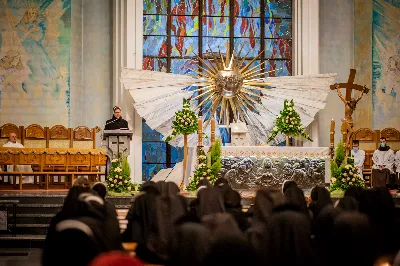 Mszy Świętej w święto Ofiarowania Pańskiego przewodniczył bp Jan Wątroba. W Eucharystii z okazji Dnia Życia Konsekrowanego uczestniczyli przedstawiciele sióstr i braci zakonnych, pustelnic, dziewic i wdów konsekrowanych oraz członków instytutów świeckich. Eucharystię koncelebrował ks. Stanisław Kamiński, wikariusz biskupi ds. zakonnych, a także 8 kapłanów. Homilię wygłosił bp Jan Wątroba. Śpiew podczas Mszy Świętej prowadziła Katedralna Schola Liturgiczna pod kierunkiem ks. Juliana Wybrańca przy akompaniamencie organowym Wiesława Siewierskiego. Fot. Paulina Lęcznar