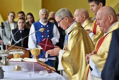 30 sierpnia 2020 r. do Parku Papieskiego w Rzeszowie na diecezjalne dożynki przyjechało 49 delegacji z dożynkowymi wieńcami.  Już o godz. 11.00 plac przed znajdującą się w Parku Papieskim sceną wypełniły delegacje z parafii diecezji rzeszowskiej. W sumie zarejestrowano 49 delegacje. Tegoroczną obsługę dożynek, w tym przygotowanie liturgii, zapewnili wierni i duszpasterze z dekanatu Sokołów Małopolski. O godz. 11.30 prof. Kazimierz Ożóg, mieszkaniec Górna, zaprezentował kilka myśli na temat chleba i godności pracy rolnika. Na scenie wystąpił zespół „Młody Duch i Przyjaciele” kierowany przez Dariusza Kosaka. Przed rozpoczęciem Mszy św. ks. Jerzy Uchman, diecezjalny duszpasterz rolników, przywitał przybyłych do Rzeszowa rolników, ogrodników, sadowników i pszczelarzy, wśród nich starostów dożynek Jerzego i Zofię Bednarzów z Kamienia, a także obecnych na Mszy św. parlamentarzystów, władze państwowe i samorządowe, służby mundurowe oraz poczty sztandarowe. Mszy św. przewodniczył bp Edward Białogłowski. W koncelebrze uczestniczył bp Kazimierz Górny oraz czternastu księży. W długiej procesji z darami do ołtarza podeszły delegacje wszystkich obecnych parafii przynosząc chleby i owoce. Dary te zostały przekazane Rzeszowskiemu Towarzystwu Pomocy im. św. Brata Alberta. Na zakończenie liturgii bp Białogłowski pobłogosławił przyniesione płody ziemi oraz ziarno na zasiew. Po błogosławieństwie poszczególne delegacje, przedstawiane przez ks. Jana Szczupaka, wikariusza biskupiego ds. społecznych, prezentowały swoje wieńce.  fot. ks. Tomasz Nowak