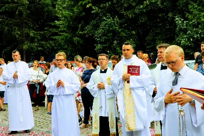 W czwartek w Uroczystość Najświętszego Ciała i Krwi Pańskiej (Boże Ciało) Msza Święta parafialna o godz. 12.00 była sprawowana na osiedlu Drabinianka na placu zieleni między ul. Graniczną i Zieloną. Dziękujemy parafianom za zaangażowanie i pomoc w przygotowaniu ołtarzy: - Ołtarz Mszy Świętej - Spółdzielnia Mieszkaniowa Metalowiec i mieszkańcy ul. Zielonej. - I ołtarz przy kapliczce Matki Bożej Fatimskiej – mieszkańcy bloku ul. Cicha 9. - II ołtarz przy Akademikach – mieszkańcy bloków ul. Cicha 3 i 7. - III ołtarz przed „Energetykiem” mieszkańcy bloku Kwiatkowskiego 5. - IV ołtarz obok bloków ul. Graniczna 4a i 4b – mieszkańcy tychże bloków.  fot. Andrzej Kotowicz