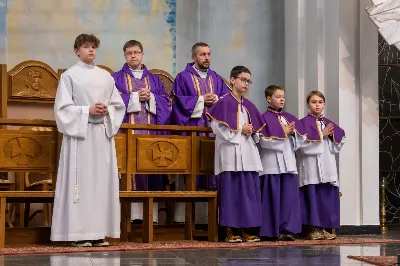 W środę popielcową (22.02.) biskup Jan Wątroba odprawił w katedrze rzeszowskiej Mszę Świętą na rozpoczęcie Wielkiego Postu. Homilię wygłosił ks. Sławomir Jeziorski, który prowadzi rekolekcje wielkopostne w parafii katedralnej. Podczas Eucharystii odbył się obrzęd posypania głów popiołem. Śpiew podczas liturgii prowadziła Katedralna Schola Liturgiczna. Liturgia była transmitowana przez Radio VIA.
fot. Joanna Prasoł