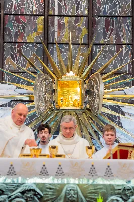 „Nasza wdzięczność jest szczególna wobec osób konsekrowanych za ich czytelne świadectwo wiary i za to, że żyjąc wiarą na co dzień ukazują chrystusowy styl życia” – mówił biskup Jan Wątroba podczas Mszy św. w katedrze rzeszowskiej w święto Ofiarowania Pańskiego. W Eucharystii, z okazji swojego święta patronalnego, uczestniczyły osoby konsekrowane posługujące w diecezji rzeszowskiej.
Mszy św. w katedrze rzeszowskiej przewodniczył bp Jan Wątroba, który modlił się w intencji osób konsekrowanych, przeżywających w święto Ofiarowania Pańskiego (02.02.) swoje święto patronalne. Eucharystię koncelebrował ks. Stanisław Kamiński, wikariusz biskupi ds. zakonnych, a także 9 kapłanów.
Na początku Mszy św. ks. Stanisław Kamiński powitał zebranych i wprowadził w przeżywaną liturgię. Następnie odbył się obrzęd błogosławieństwa świec i procesja z dolnego kościoła do głównej części katedry rzeszowskiej
Homilię wygłosił bp Jan Wątroba, który w pierwszej części, odnosząc się do przeżywanego święta, nawiązał do postawy Matki Najświętszej i św. Józefa. „Maryja uczy nas, że wierność Bogu oznacza wypełnianie prawa Bożego. Ona wypełniła wszystko bez wyjątku. Choć sama nie potrzebowała oczyszczenia, pozostała jednak posłuszna prawu. Skromna, prosta, uboga kobieta, poddana Bogu. W postawie Maryi i Józefa można dostrzec piękną lekcję dla rodziców i wychowawców. Rodzice powinni przedstawiać, czyli zawierzać swoje dzieci Panu Bogu. To jest gest wdzięczności wobec Stwórcy, a także znak wielkiej pokory wobec niełatwej misji rodzicielskiej i wychowawczej. Pełny rozwój człowieka dokonuje się dzięki Bożej łasce, a rodzice powinni się czuć narzędziem Bożej łaski, dlatego powinni często błogosławić swoje dzieci, modlić się za nie i z nimi oraz wciąż na nowo zawierzać je Panu Bogu” – mówił bp Wątroba.
Biskup Rzeszowski odnosząc się do obchodzonego Dnia życia konsekrowanego powiedział: „Trzy elementy wspólnoty: słowo, wierność i otwarcie na Ducha Świętego stanowią istotę życia każdej osoby konsekrowanej. Rozważać słowo Boże, trwać wiernie na modlitwie i być otwartym na to, co Duch Święty chce nam powiedzieć, to wypełnić powołanie do życia konsekrowanego, a jednocześnie wyznać wiarę w Kościół Chrystusowy. Nasza wdzięczność jest szczególna wobec osób konsekrowanych za ich czytelne świadectwo wiary i za to, że żyjąc wiarą na co dzień ukazują chrystusowy styl życia. Towarzyszą nam przez swoją pełną zatroskania miłosierną obecność, ale także przez milczącą obecność przepełnioną modlitwą w intencjach Kościoła, świata, a także poszczególnych osób i wspólnot”.
Po homilii osoby konsekrowane zgromadzone w katedrze odnowiły swoje przyrzeczenia.
Na zakończenie liturgii s. Agata Jakieła CSFN, referentka diecezjalna ds. życia konsekrowanego, podziękowała bp. Janowi Wątrobie za przewodniczenie liturgii i modlitwę w intencji osób życia konsekrowanego.
W Eucharystii w rzeszowskiej katedrze uczestniczyło prawie 100 osób życia konsekrowanego, a pośród nich ojcowie i bracia zakonni, siostry zakonne, wdowy i dziewice konsekrowane oraz członkowie instytutów świeckich. Śpiewy podczas liturgii wykonała Katedralna Schola Liturgiczna pod dyrekcją ks. Juliana Wybrańca, a przy organach zasiadł katedralny organista – Wiesław Siewierski. 

fot. Jola Warchoł